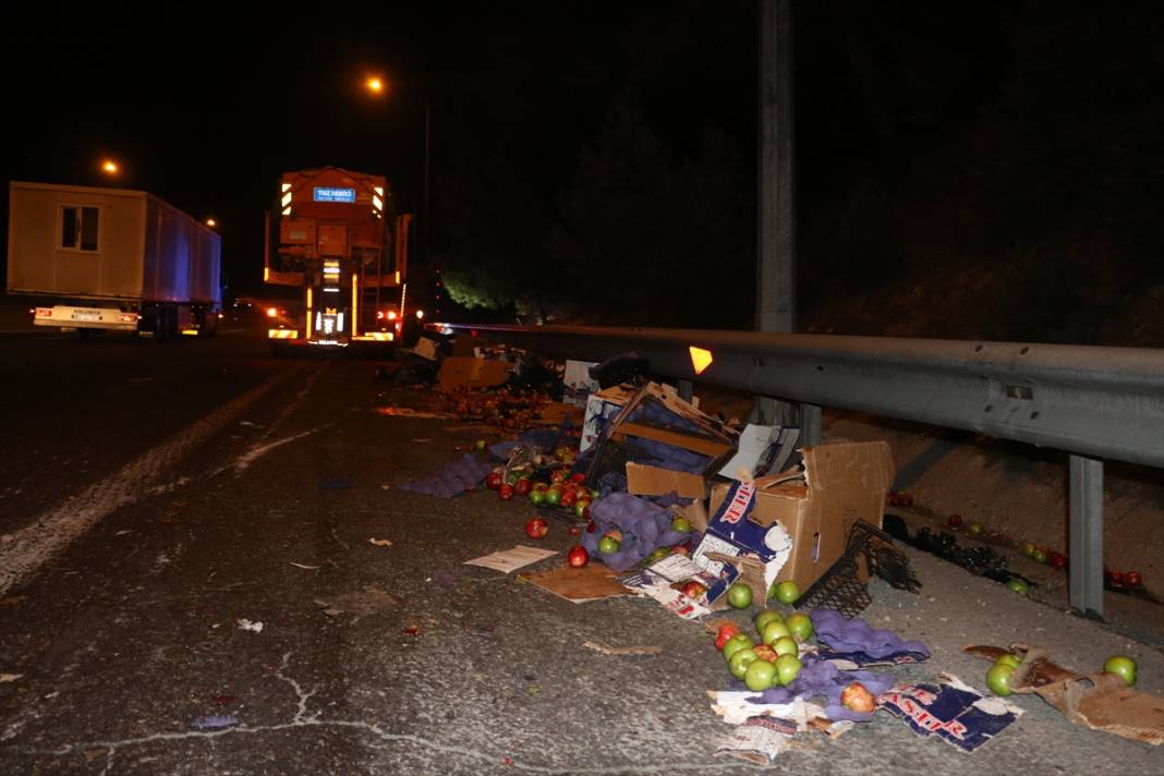 Konya plakalı TIR rampada geri gitmeye başlayınca 2 araç çarptı 1